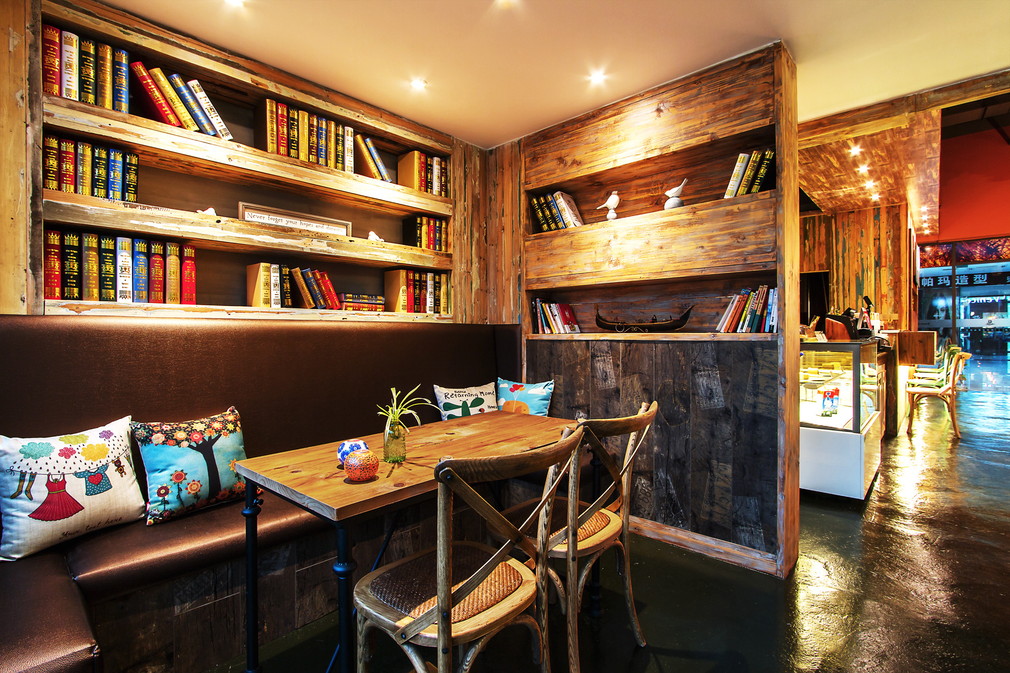 虹口區(qū)美式工業(yè)風咖啡廳裝修設計-第3張圖片-上海古都建筑設計集團