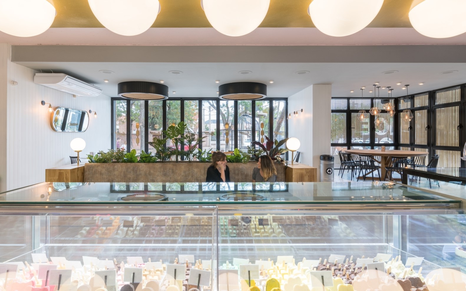 簡(jiǎn)潔明了冰淇淋蛋糕店裝修設(shè)計(jì)-第5張圖片-上海古都建筑設(shè)計(jì)集團(tuán)